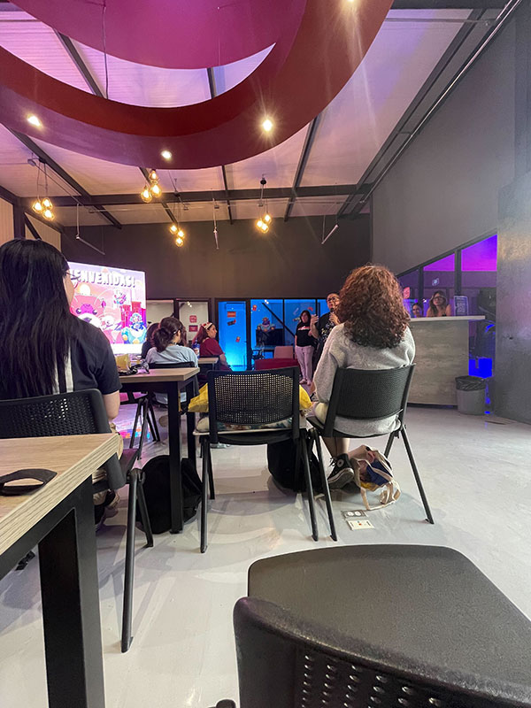 Mentoras de Women in Gamex brindando feedback