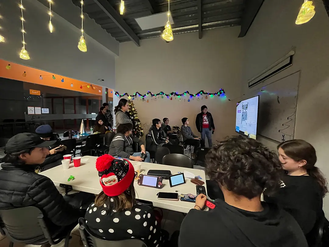 Participantes creando proyectos tecnológicos