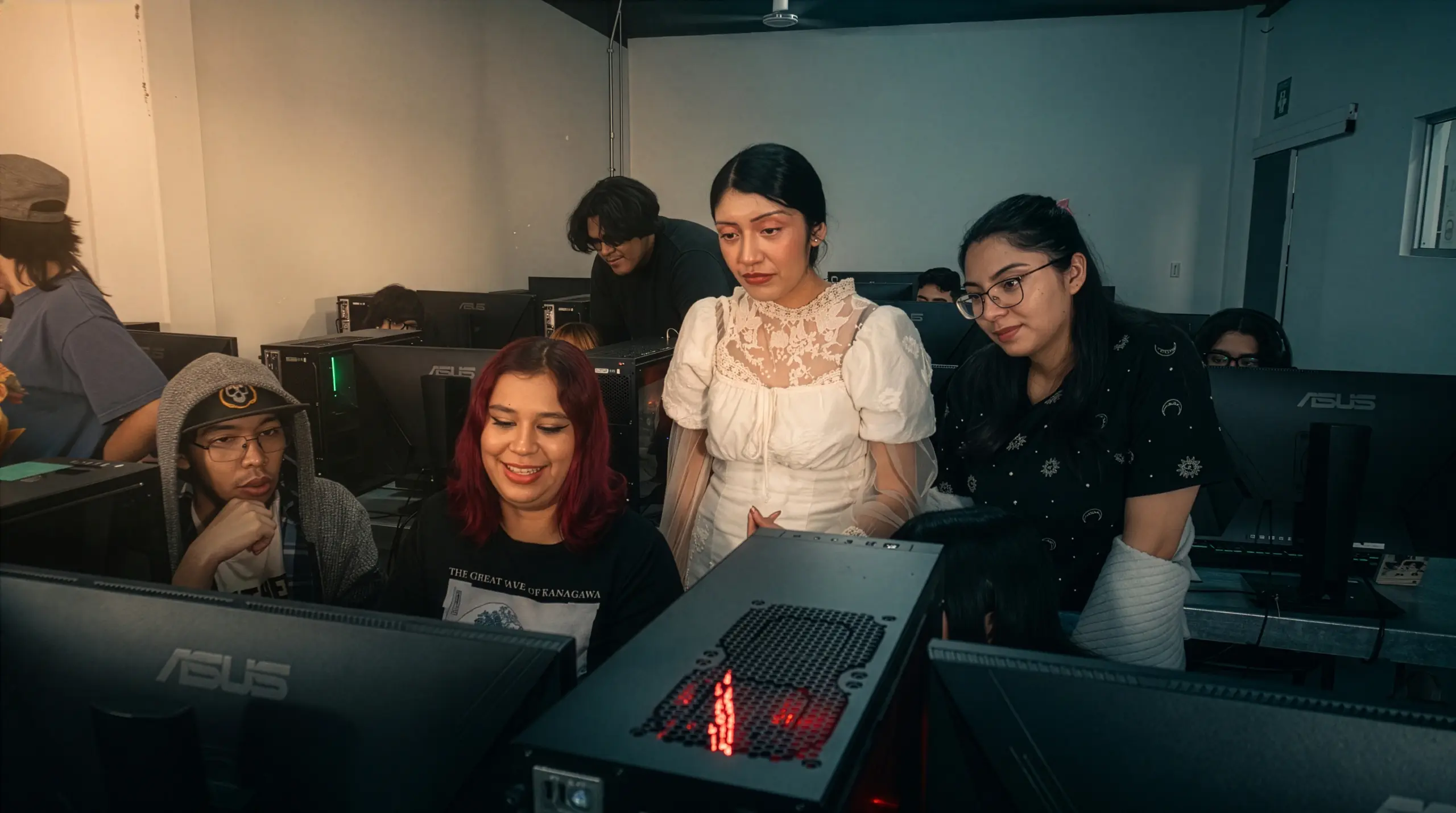 Estudiantes en laboratorios interactivos de UNIAT