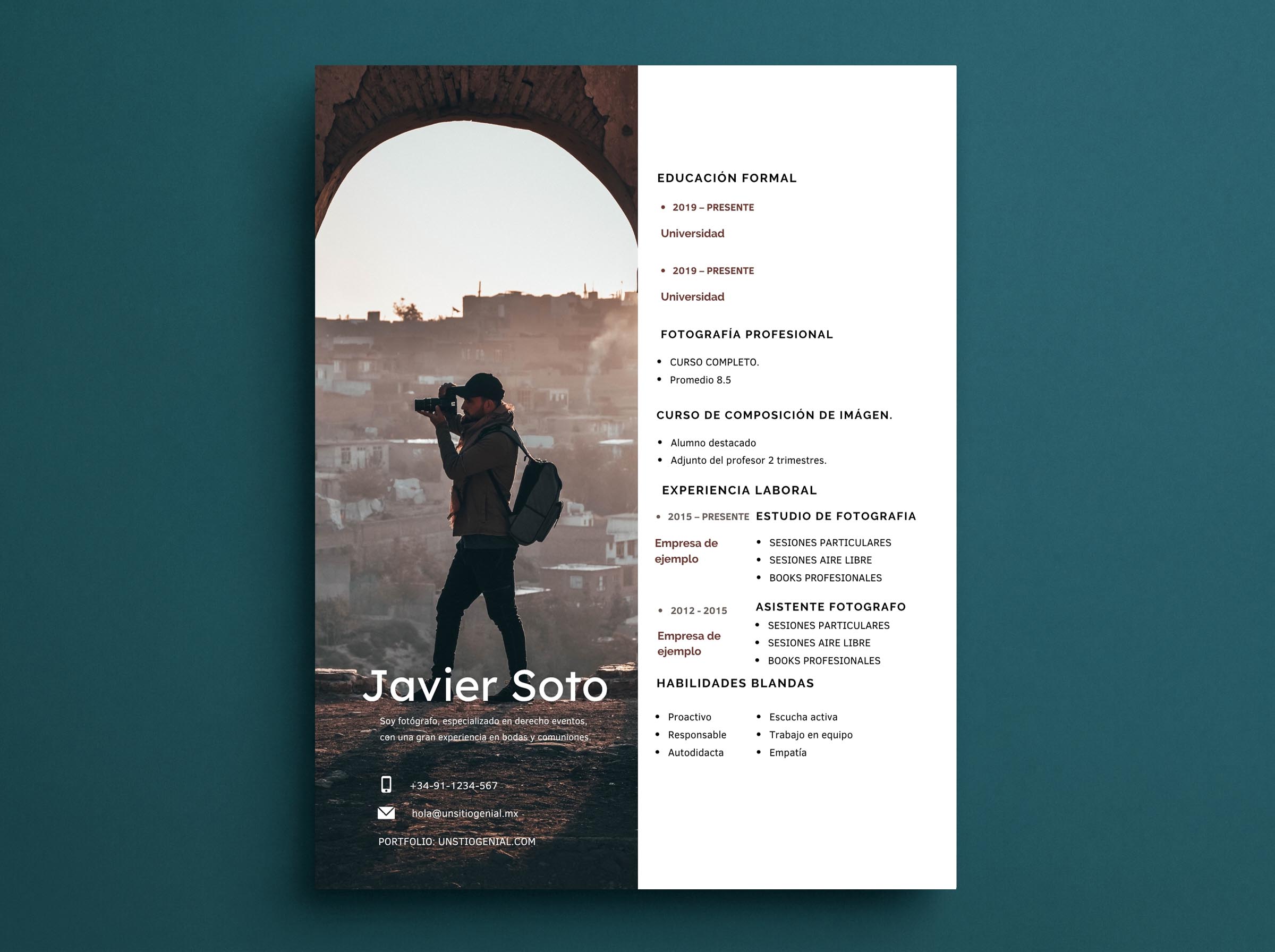 Mockup de un currículum con fotografía sobre fondo azul